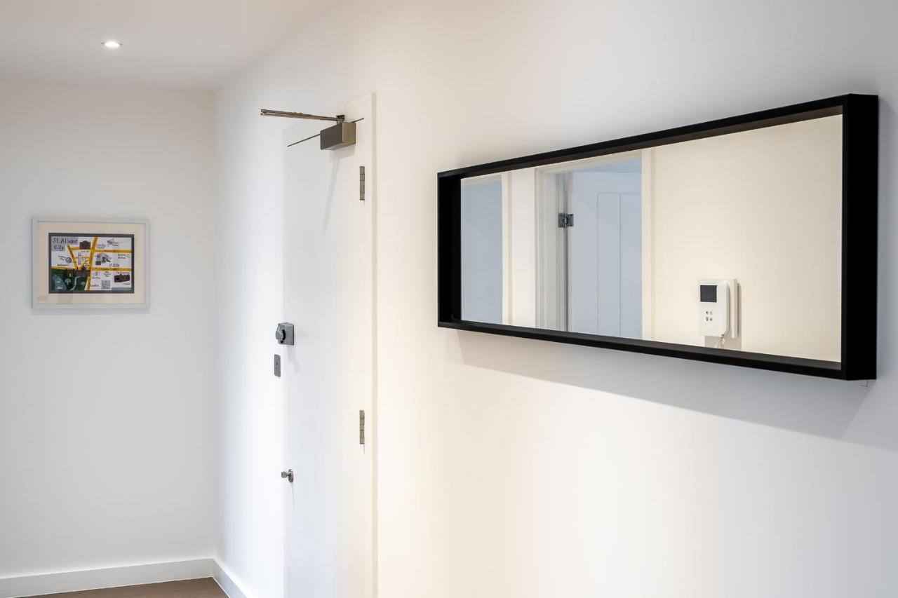 St Albans 2 Bed Luxury City Apartment, 5 Mins Walk To Train & Allocated Parking מראה חיצוני תמונה
